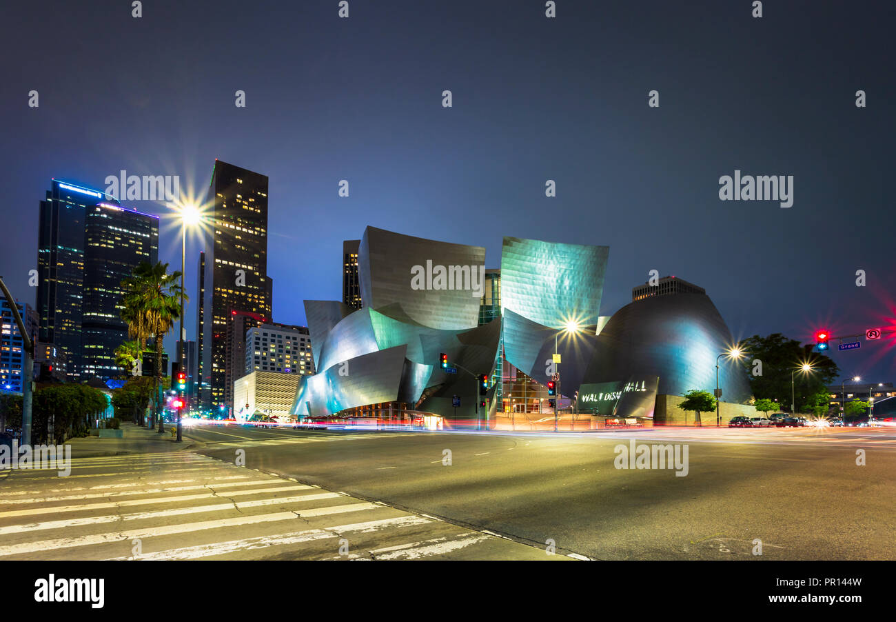 Walt Disney Concert Hall, Downtown Los Angeles City bei Nacht, Los Angeles, Kalifornien, Vereinigte Staaten von Amerika, Nordamerika Stockfoto