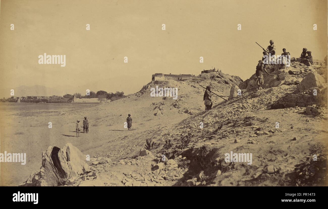 Männer versammelte sich am Hügel; John Burke, Brite, active 1860s - 1870s, Afghanistan; 1878 - 1879; Eiklar silber Drucken Stockfoto