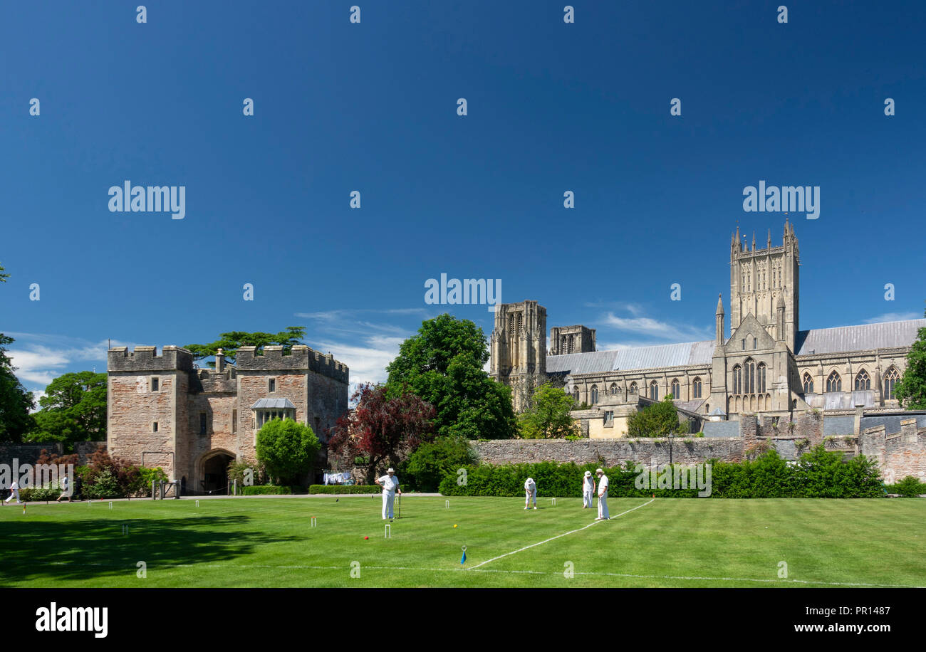 Wells Cathedral von Bishops Palace mit krocket Spiel, Wells, Somerset, England, Vereinigtes Königreich, Europa Stockfoto