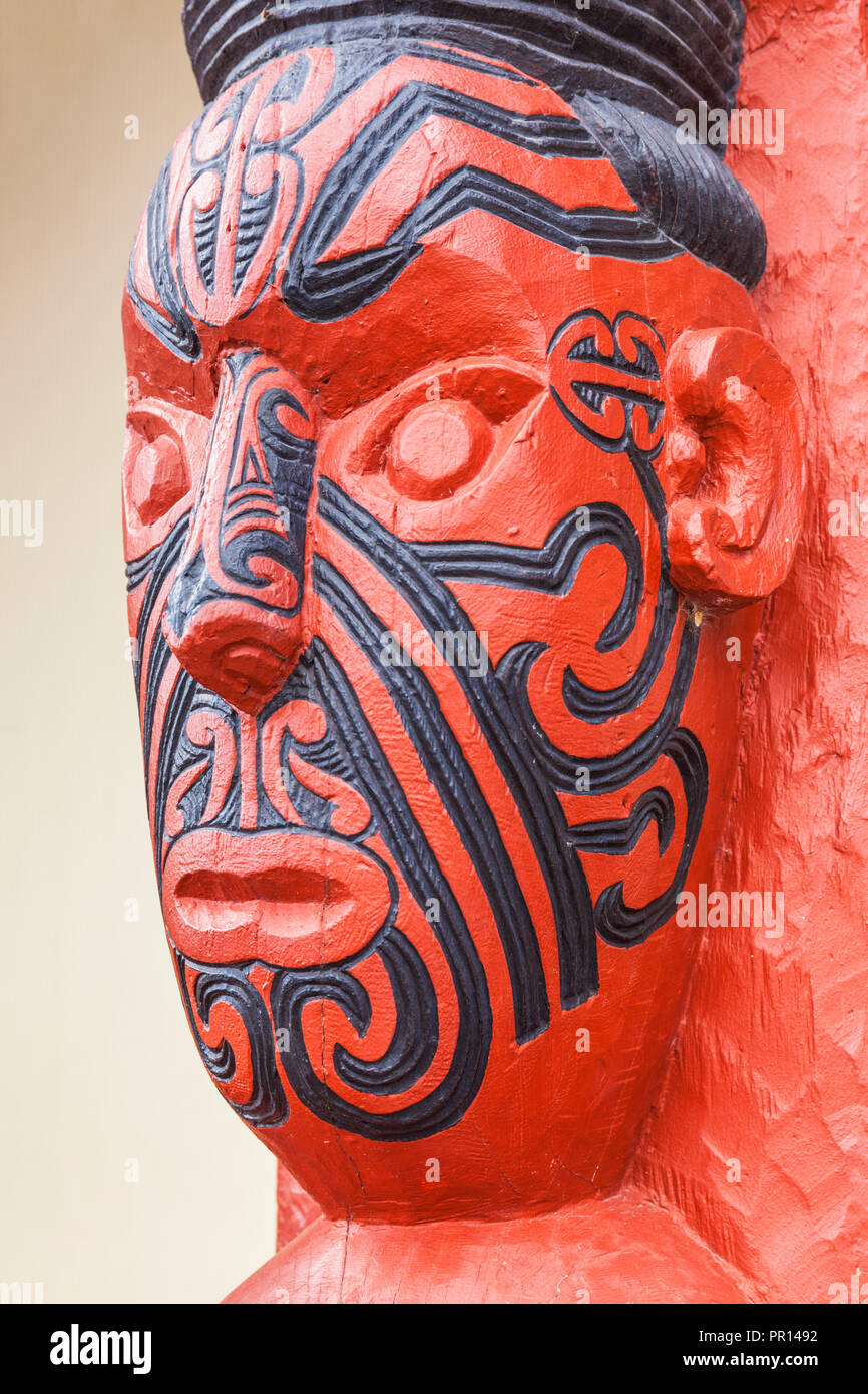 Maori Carving mit Gesichts Tätowierungen, Wahiao, Whakarewarewa Thermal Village, Rotorua, North Island, Neuseeland, Pazifische Stockfoto