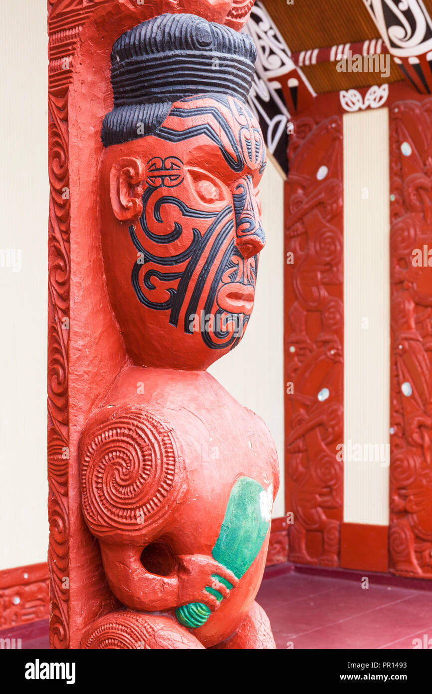 Maori Carving mit Gesichts Tätowierungen, Wahiao, Whakarewarewa Thermal Village, Rotorua, North Island, Neuseeland, Pazifische Stockfoto
