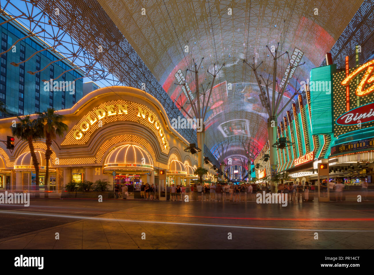Golden Nugget Casino und Neonlicht an der Fremont Street Experience in der Dämmerung, Downtown, Las Vegas, Nevada, Vereinigte Staaten von Amerika, Nordamerika Stockfoto