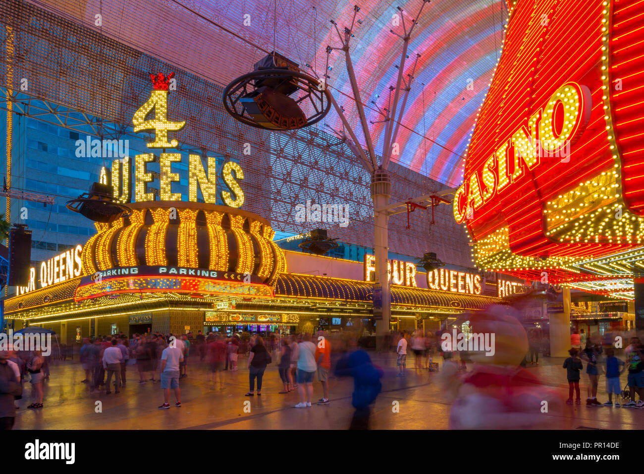 Neonleuchten an der Fremont Street Experience in der Dämmerung, Downtown, Las Vegas, Nevada, Vereinigte Staaten von Amerika, Nordamerika Stockfoto