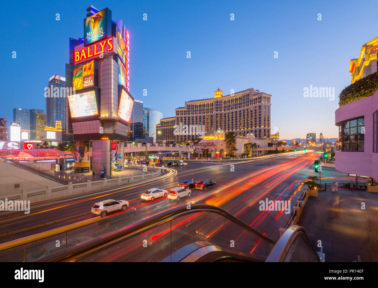 Anzeigen von Verkehrs- und Trail Lichter auf dem Strip, Las Vegas Boulevard, Las Vegas, Nevada, Vereinigte Staaten von Amerika, Nordamerika Stockfoto