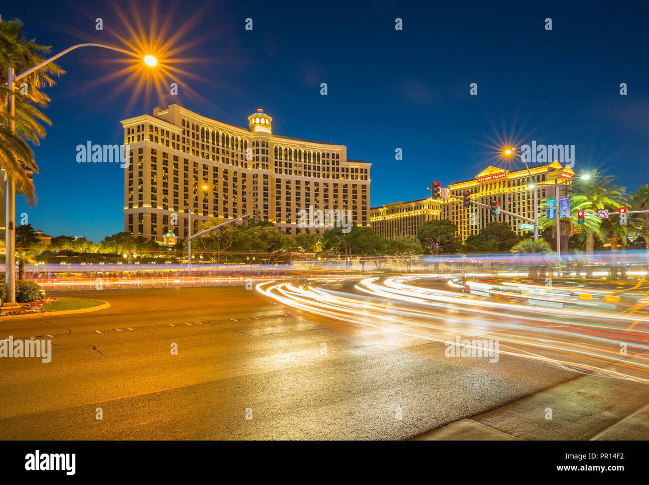 Blick auf Bellagio Hotel und Kasino auf dem Strip, Las Vegas Boulevard der Dämmerung, Las Vegas, Nevada, Vereinigte Staaten von Amerika, Nordamerika Stockfoto