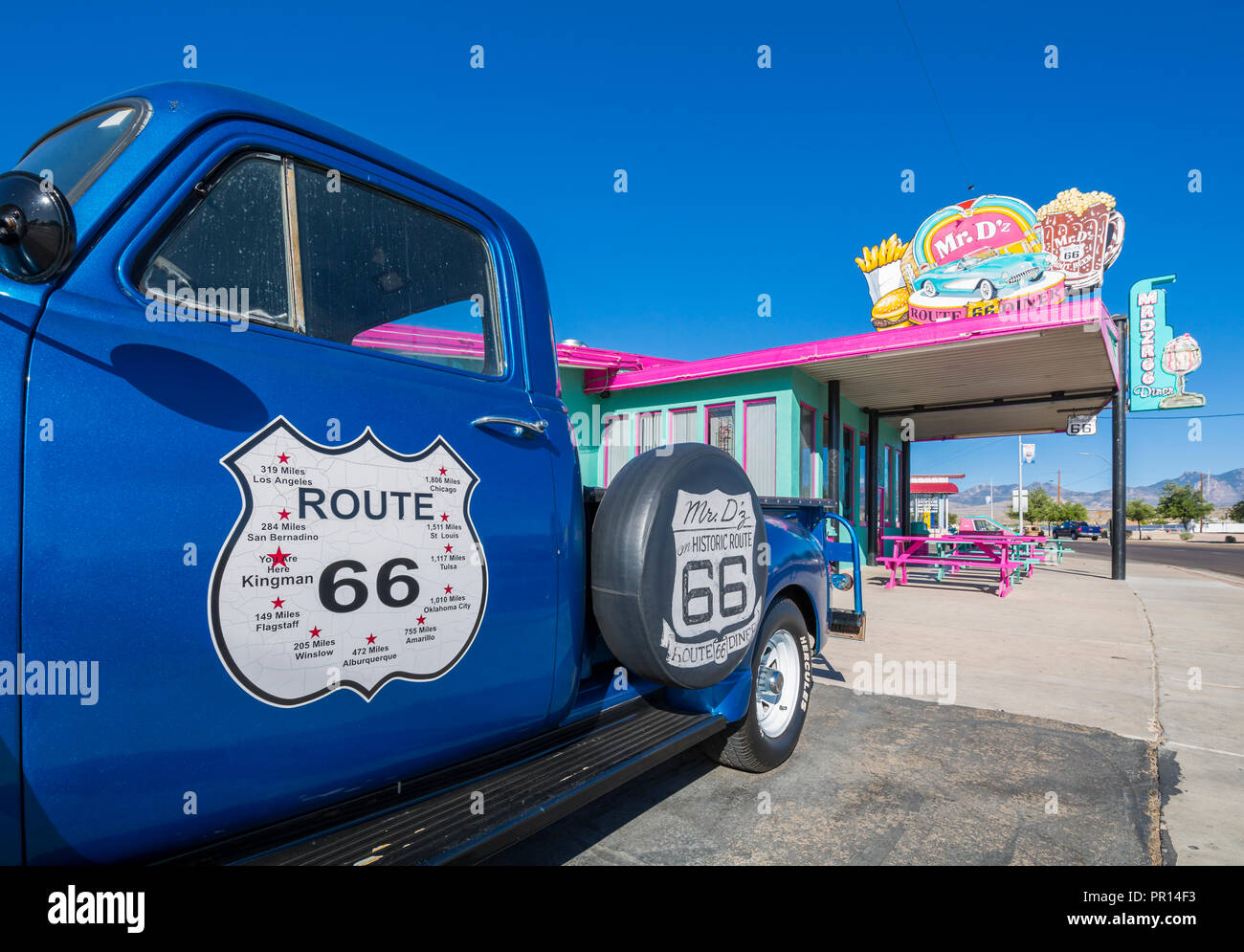 Blick auf vintage Station Wagon und Herr D'z Diner auf der Route 66 in Kingman, Arizona, Vereinigte Staaten von Amerika, Nordamerika Stockfoto