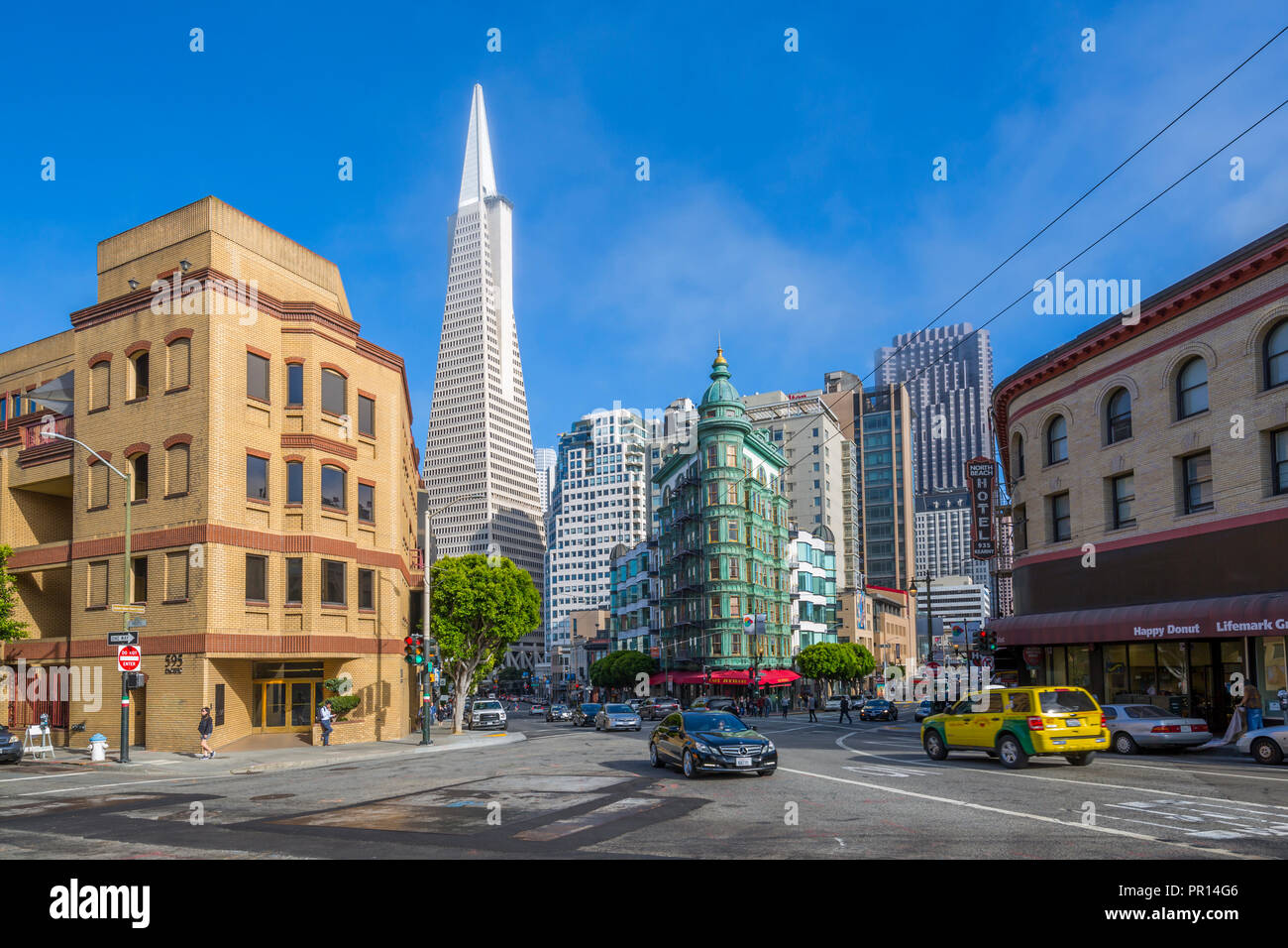 Ansicht der Transamerica Pyramid Gebäude auf der Columbus Avenue, Downtown, San Francisco, Kalifornien, Vereinigte Staaten von Amerika, Nordamerika Stockfoto