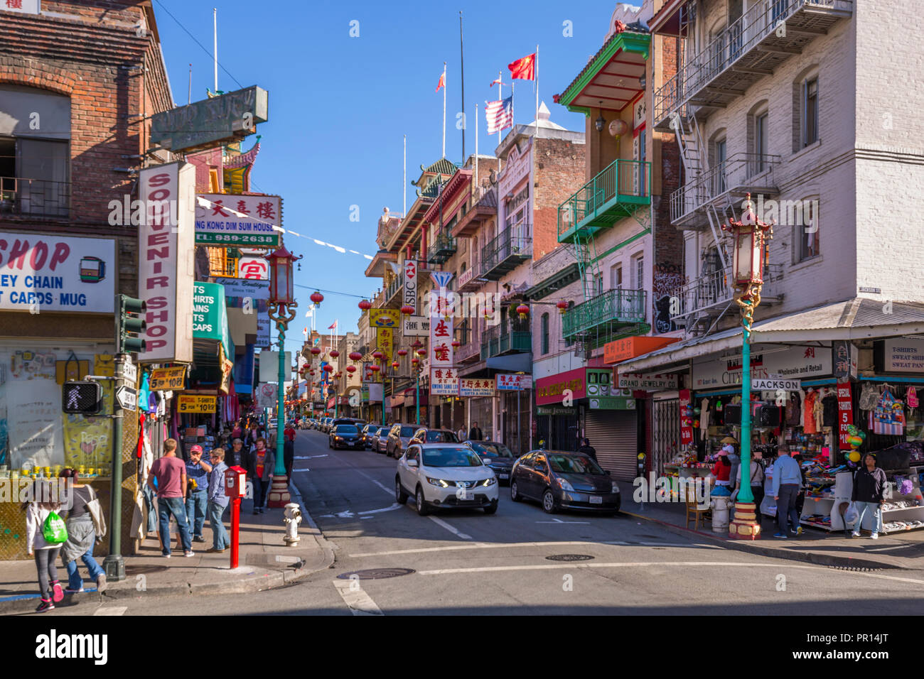 Blick auf die belebte Straße in Chinatown, San Francisco, Kalifornien, Vereinigte Staaten von Amerika, Nordamerika Stockfoto