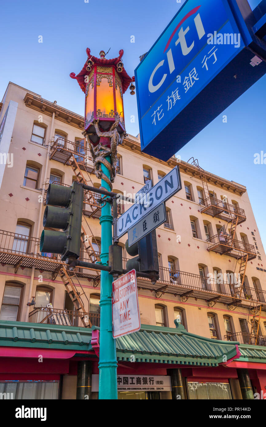 Blick auf reich verzierte Lamp Post in Chinatown, San Francisco, Kalifornien, Vereinigte Staaten von Amerika, Nordamerika Stockfoto