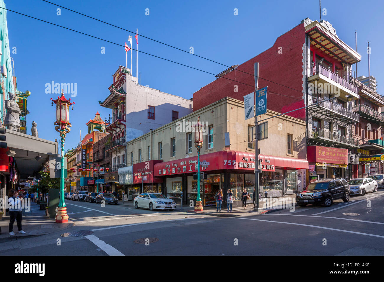 Blick auf traditionell eingerichtete Straße in Chinatown, San Francisco, Kalifornien, Vereinigte Staaten von Amerika, Nordamerika Stockfoto