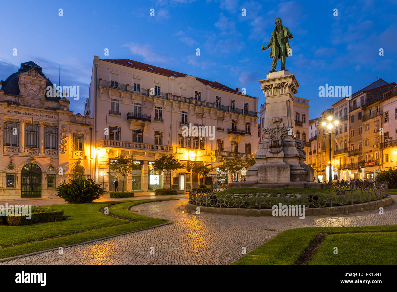 Joaquim Antonio de Aguiar Monument und Bank von Portugal Gebäude an Portagem Square, Coimbra, Portugal, Europa Stockfoto