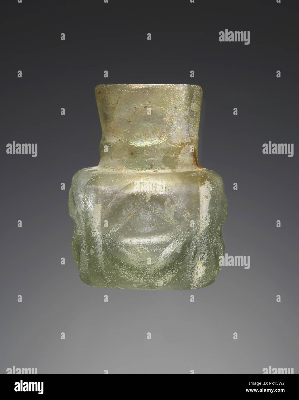 Miniatur Flasche; in der Nähe der Östlichen, vielleicht Iran; 9. - 11. Jahrhundert; Glas; 2,8 x 2,2 cm, 1 1,8 x 7,8 in Stockfoto