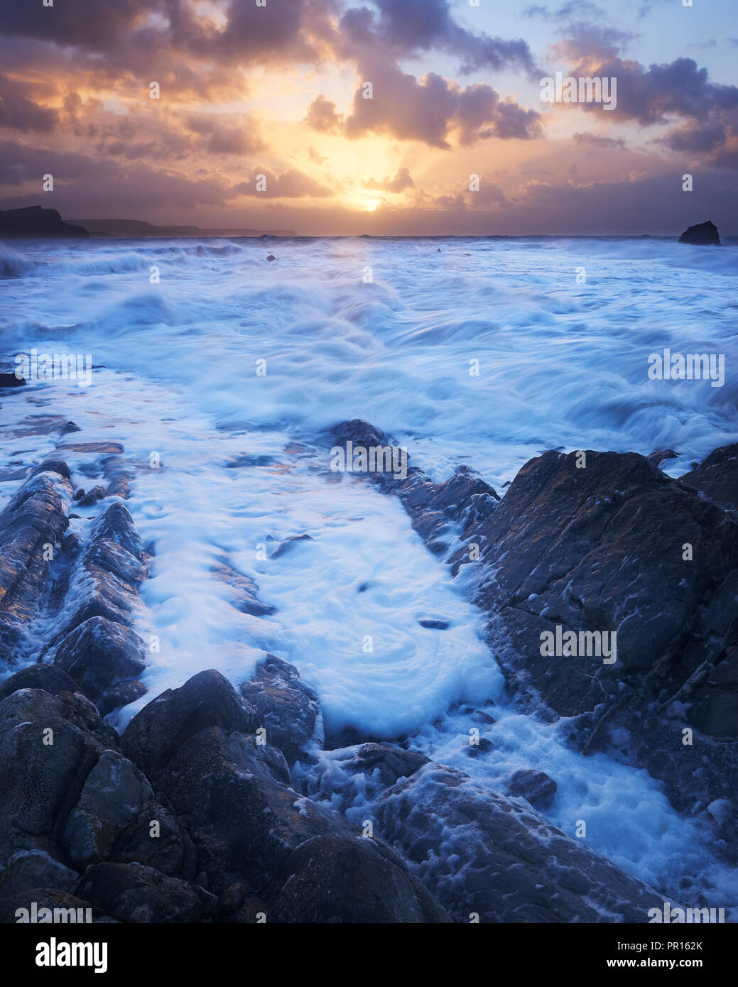 Sonnenaufgang in einem heftigen Sturm auf Mupe auf der Jurassic Heritage Coast, Weltkulturerbe der UNESCO, Dorset, England, Vereinigtes Königreich, Europa Stockfoto