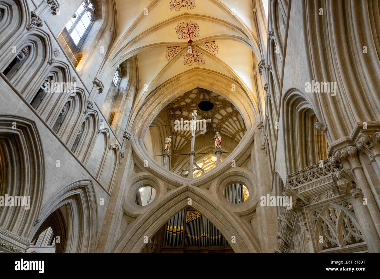 Die SCHERENARTIGE Bögen und die rood Kreuz in das Kirchenschiff der Kathedrale von Wells, Wells, Somerset, England, Vereinigtes Königreich, Europa Stockfoto