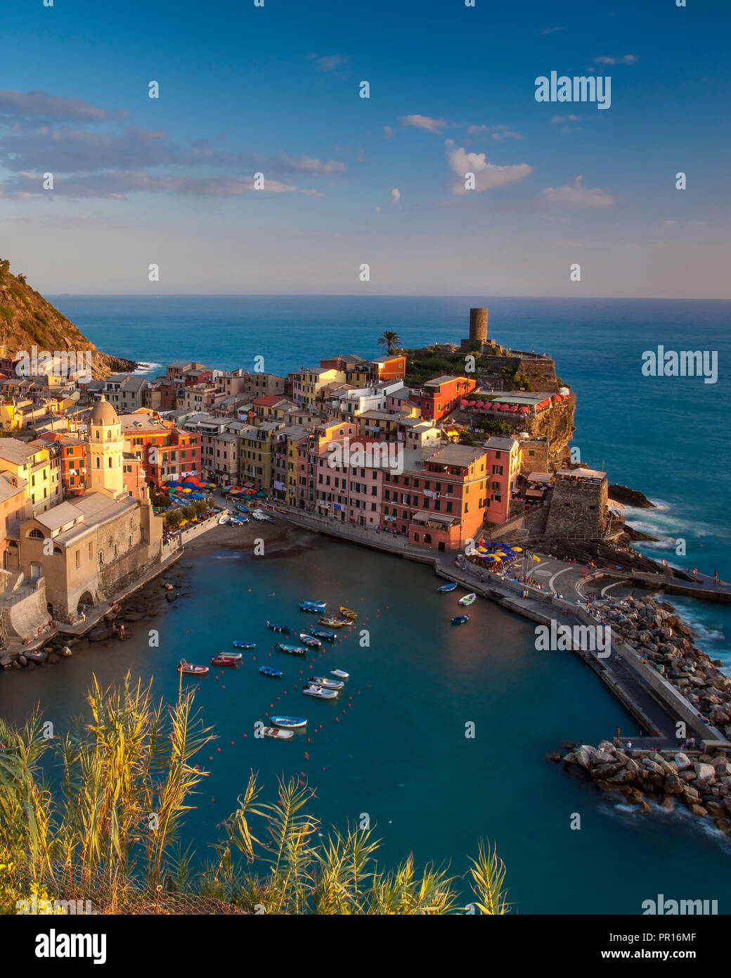 Am Abend Blick auf Vernazza - eine der Cinque Terre, Ligurien, Italien Stockfoto