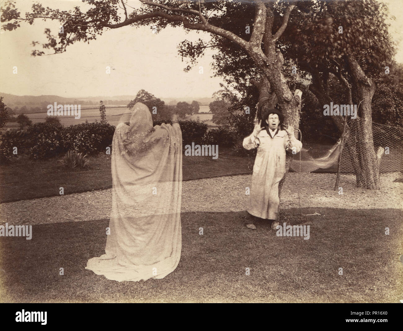 Amateure spielen Ghost Scene; W.S. Hobson, Brite, active 1850s - 1880s, England; 1887; Eiklar silber Drucken Stockfoto