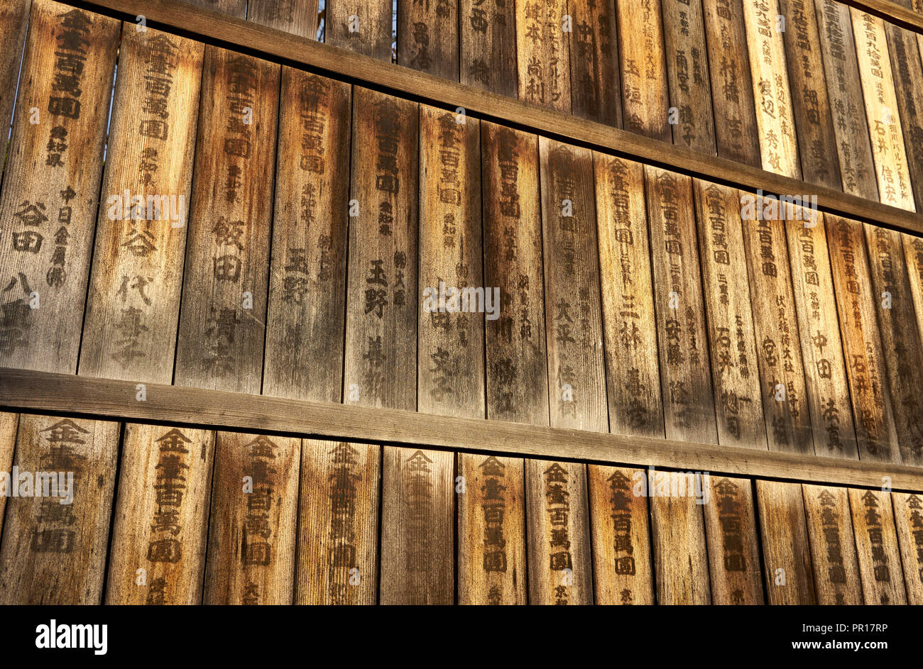 Gebet boards außerhalb Fushimi Inari Schrein, Kyoto, Japan, Asien Stockfoto