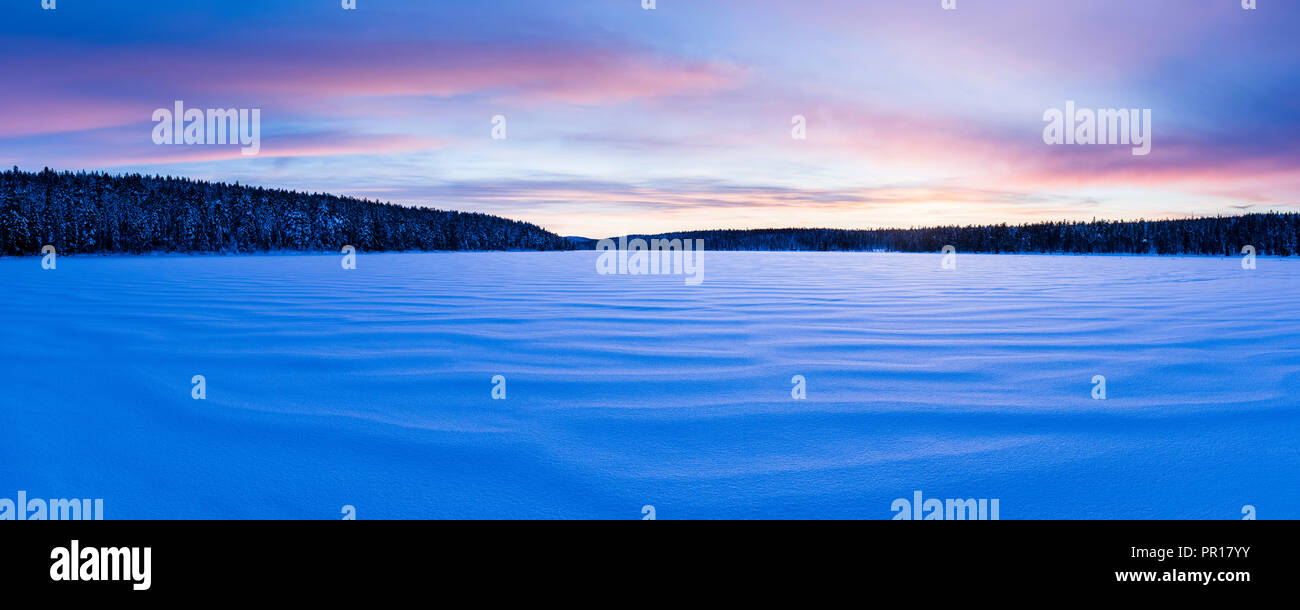Gefrorenen See bei Torassieppi, Lappland, Finnland, Europa Stockfoto