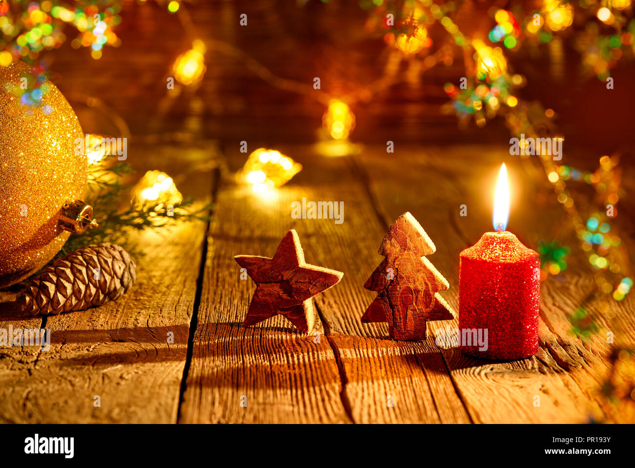 Weihnachtsbaum Stern und Kerze vintage rustikalen Holzmöbeln Hintergrund Dekoration Stockfoto