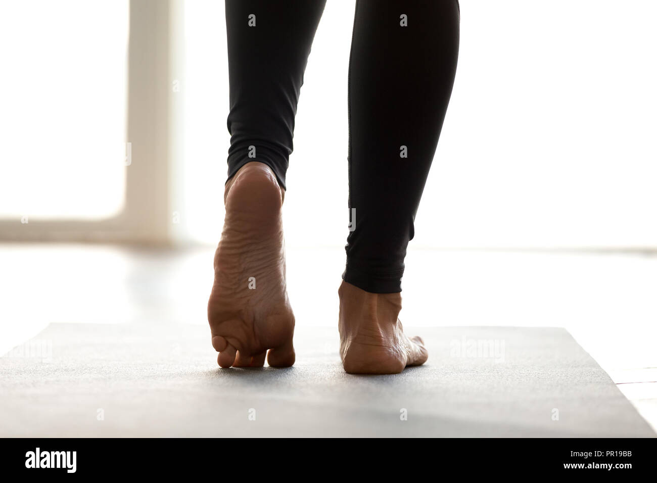 Sportliche Frau Üben Yoga, Füße Stärkung der Ausübung Stockfoto