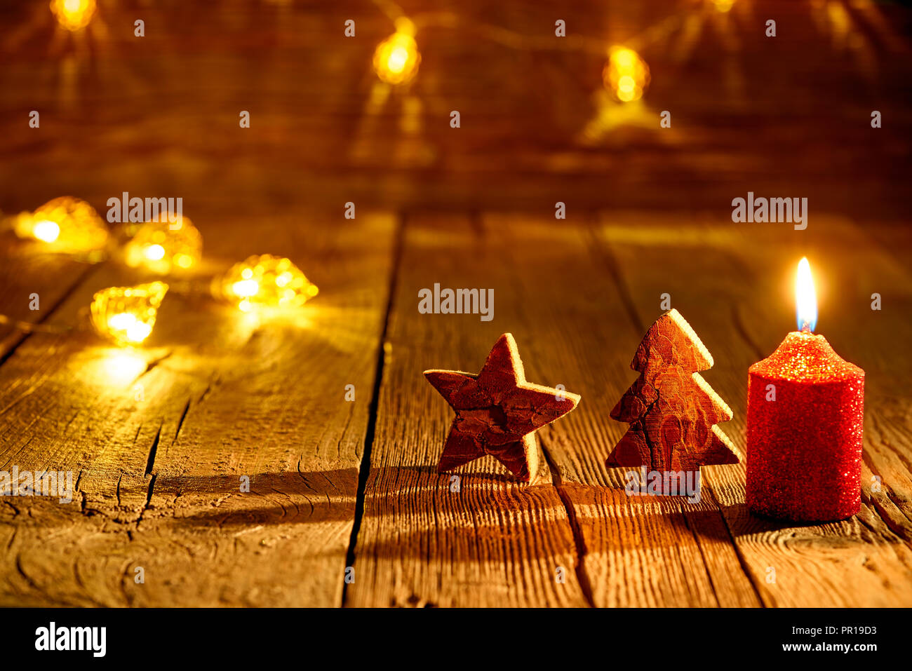 Weihnachtsbaum Stern und Kerze vintage rustikalen Holzmöbeln Hintergrund Dekoration Stockfoto