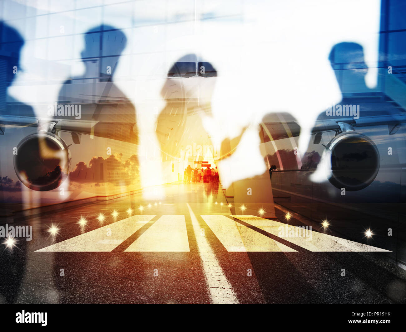 Nehmen Sie eines modernen Flugzeugs und Double Exposure mit Silhouetten der Passagiere auf dem Flughafen Stockfoto