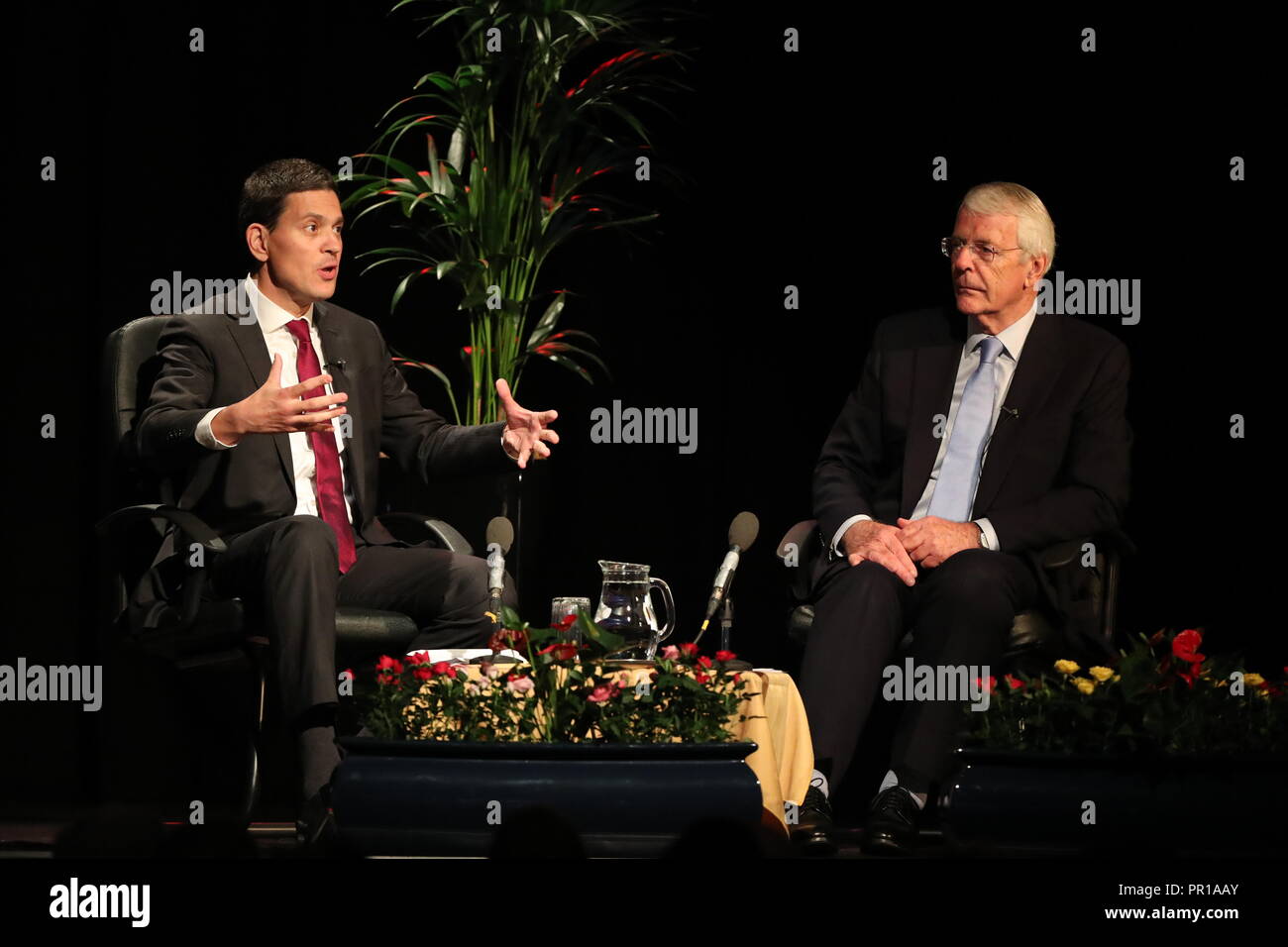 Sir John Major (rechts) und David Miliband sprechen auf Brexit während einer Besten für Großbritannien bei den Harton Akademie im Süden Sheilds. Stockfoto