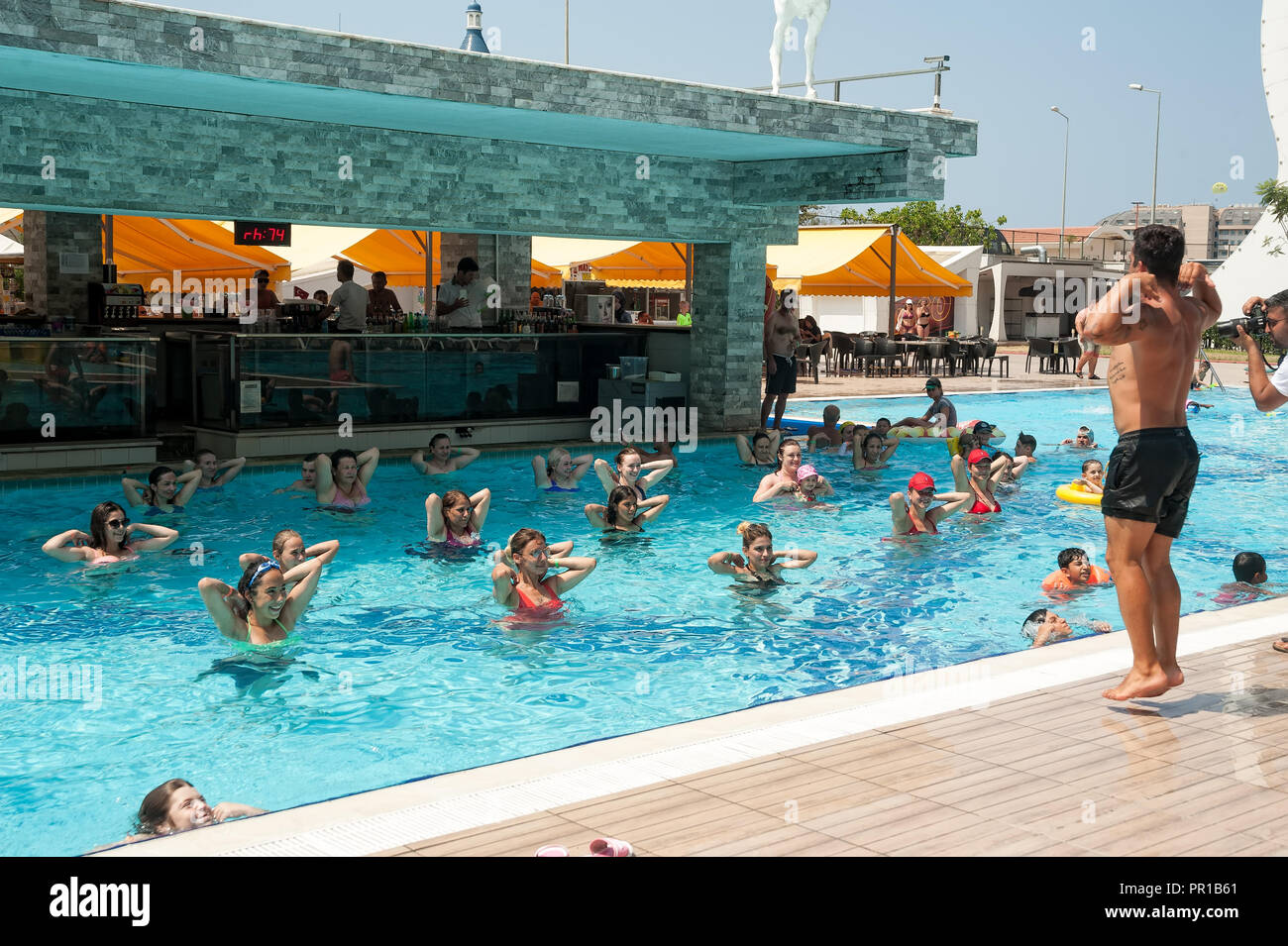 Frauen, Wassergymnastik in einem Resort Pool. Türkei Stockfoto