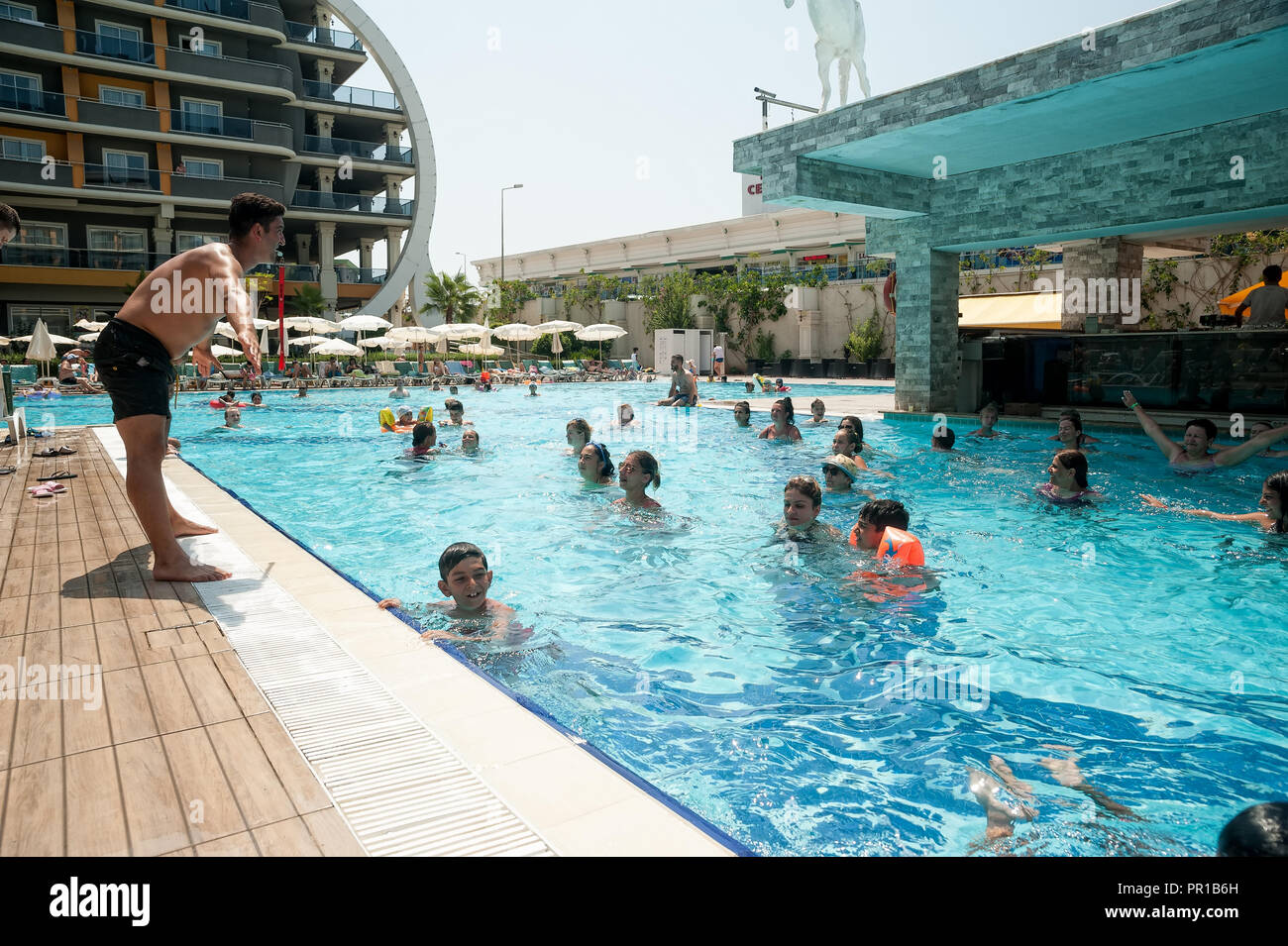 Frauen, Wassergymnastik in einem Resort Pool. Türkei Stockfoto