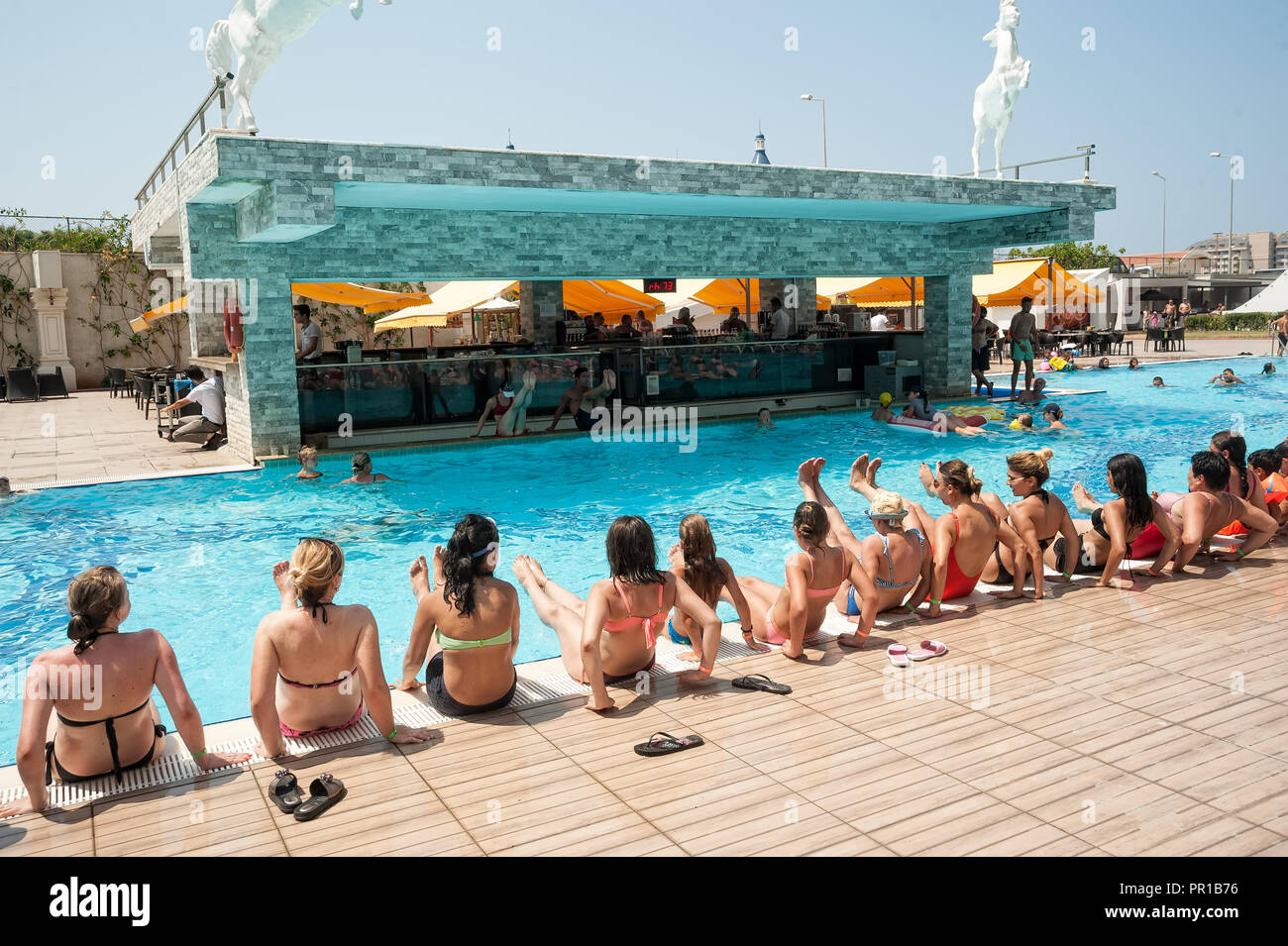 Frauen, Wassergymnastik in einem Resort pool Stockfoto