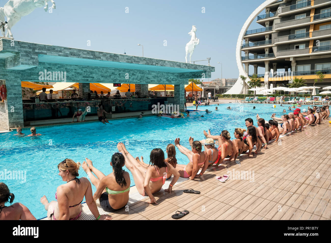 Frauen, Wassergymnastik in einem Resort pool Stockfoto