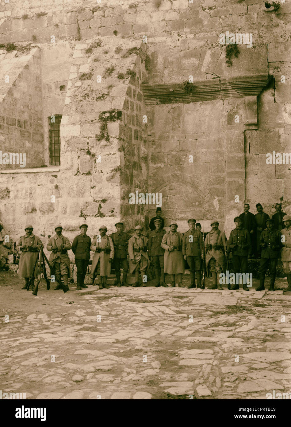 Britische und französische Schutzvorrichtungen an der Kirche der Geburt. 1917, West Bank, Bethlehem, Israel Stockfoto