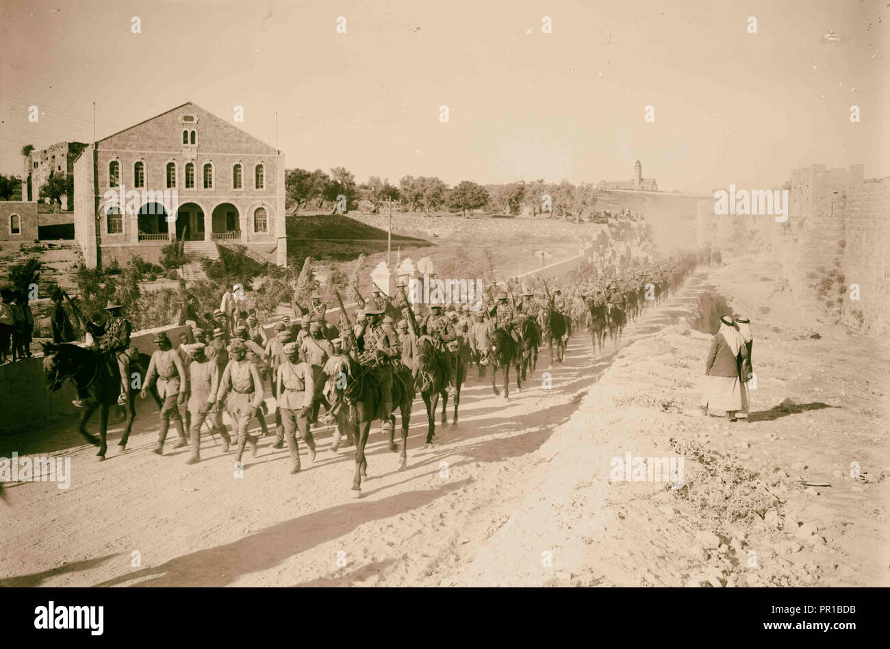 Deutsche offiziere Position einer Linie der 600 Häftlinge in der Nähe von Jericho, 15. Juli 1918 aufgenommen. 1918, Jerusalem, Israel Stockfoto