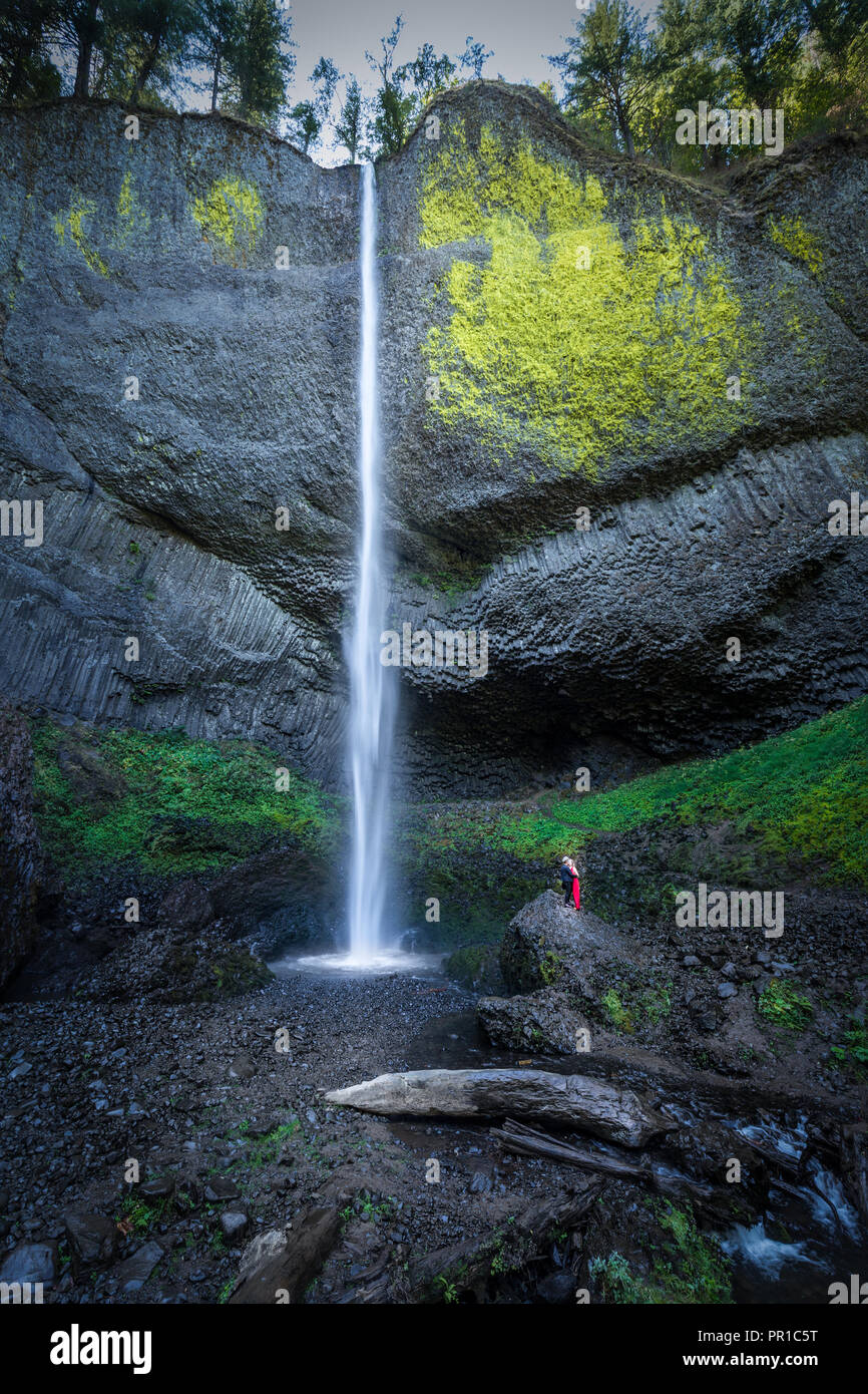 Latourell Falls ist ein Wasserfall entlang des Columbia River Gorge im US-Staat Oregon. latourell unter den Columbia Gorge Wasserfällen einzigartig ist. Stockfoto