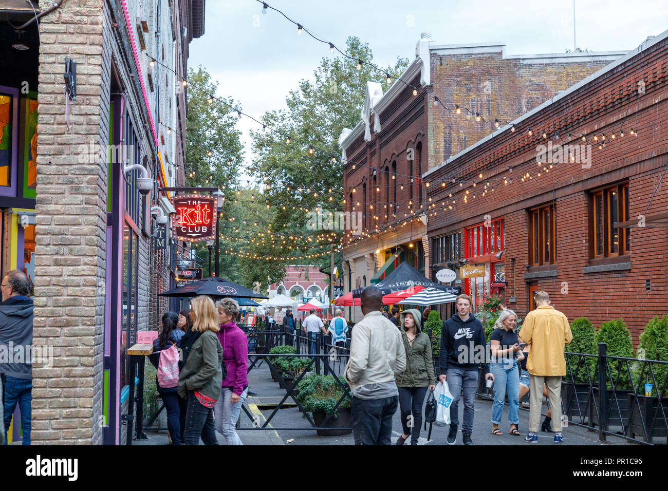 Portland, Oregon - Sep 16, 2018: Ansicht der 3. Avenue in der Innenstadt von Portland gesäumt Club und Bars Stockfoto