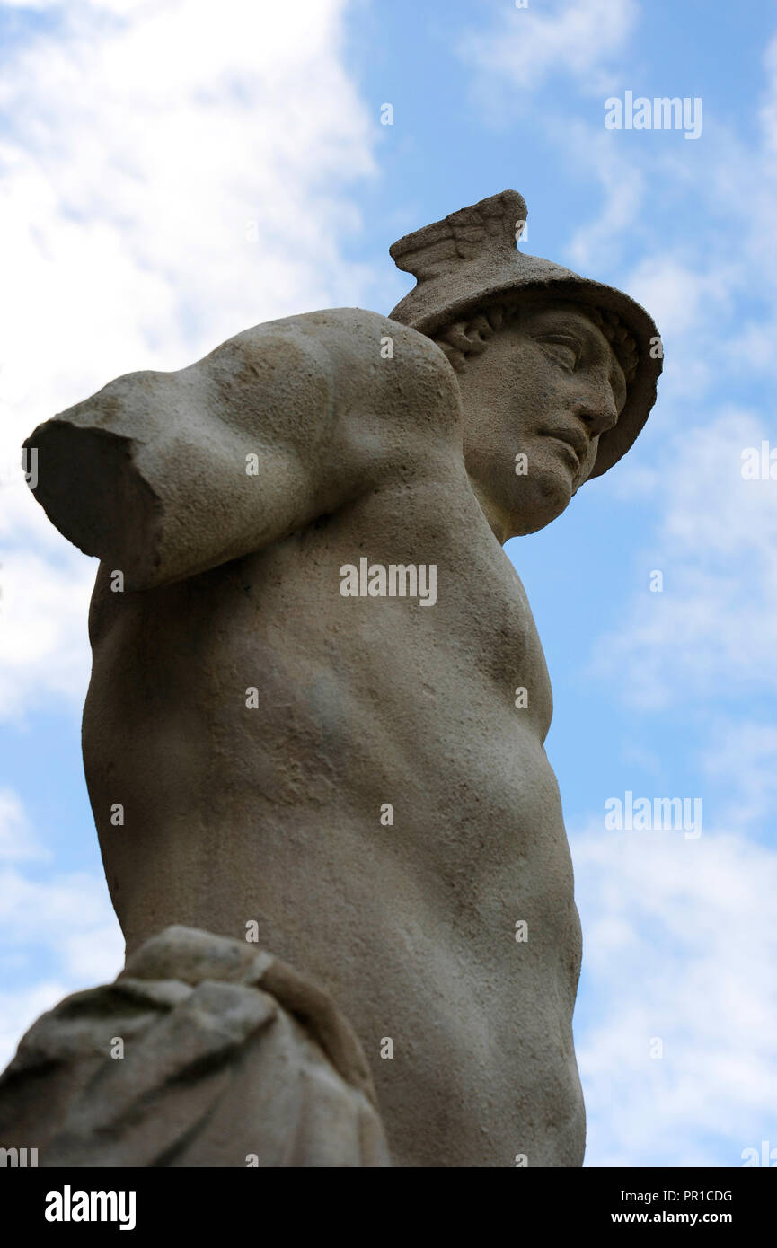 In der Nähe der Statue des griechischen Gottes Hermes. Himmel und Wolken im Hintergrund. Este, Padua, Venetien, Italien Stockfoto