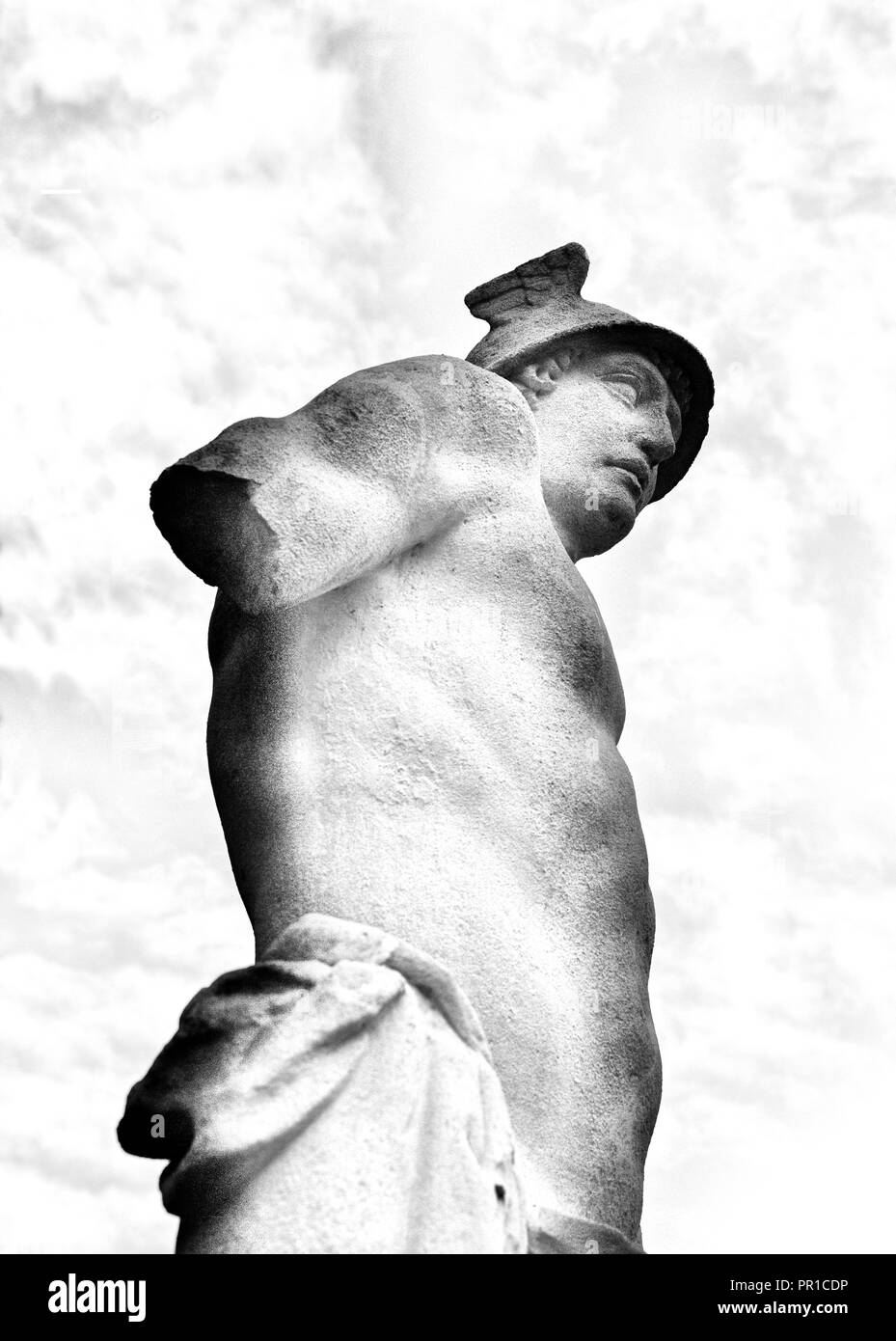 In der Nähe der Statue des griechischen Gottes Hermes. Himmel und Wolken im Hintergrund. Este, Padua, Venetien, Italien Stockfoto