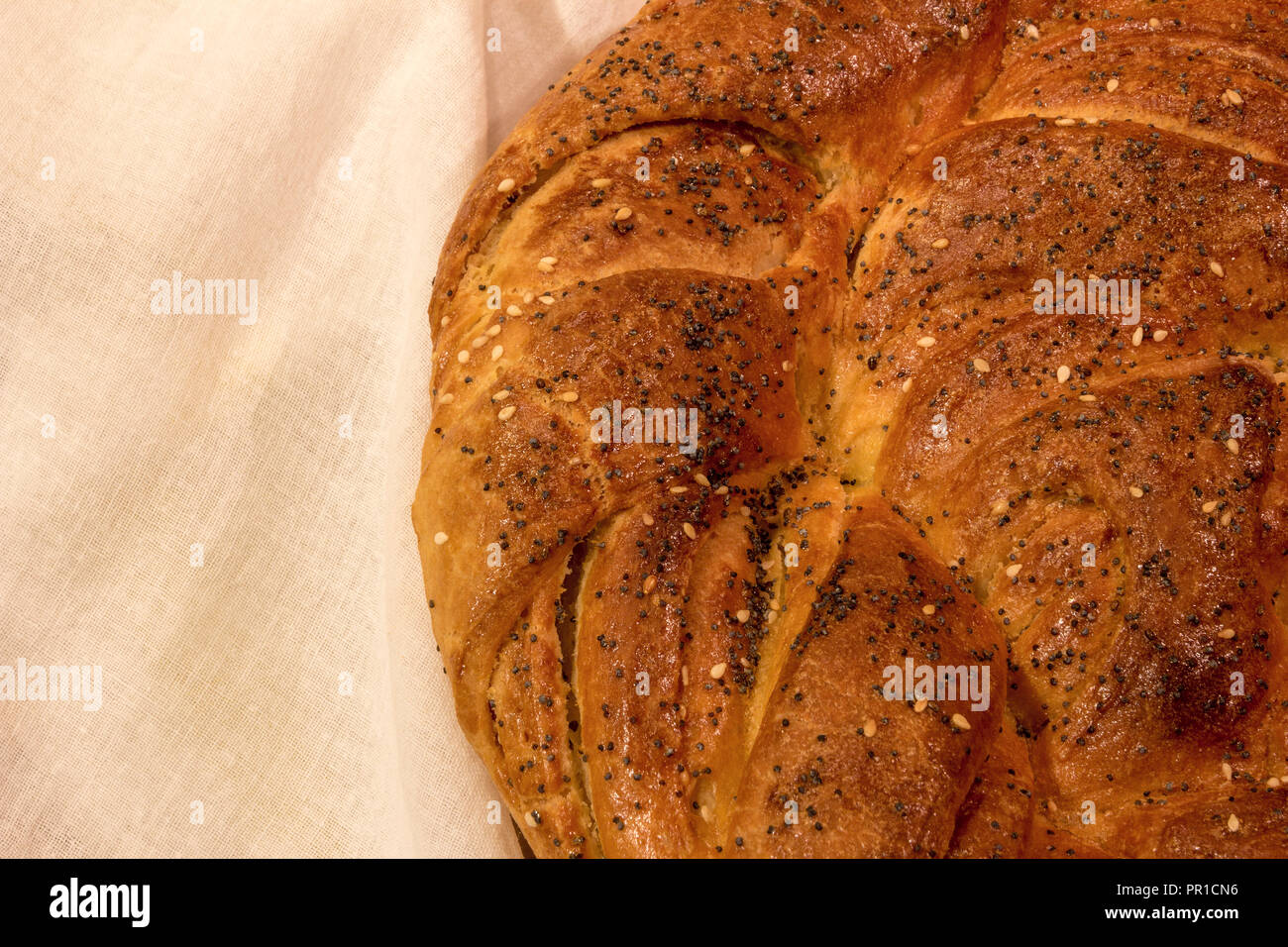 Ein Teil der frisch gebackenen runden Laib Brot auf einem weißen Tuch Stockfoto