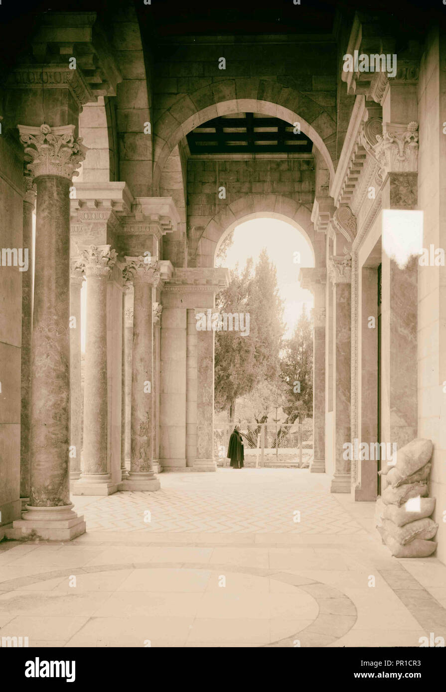 Die Basilika von Gethsemane, Kirche aller Nationen oder die Kirche die Qual der Portikus, mit Blick in den Garten. 1924, Jerusalem Stockfoto