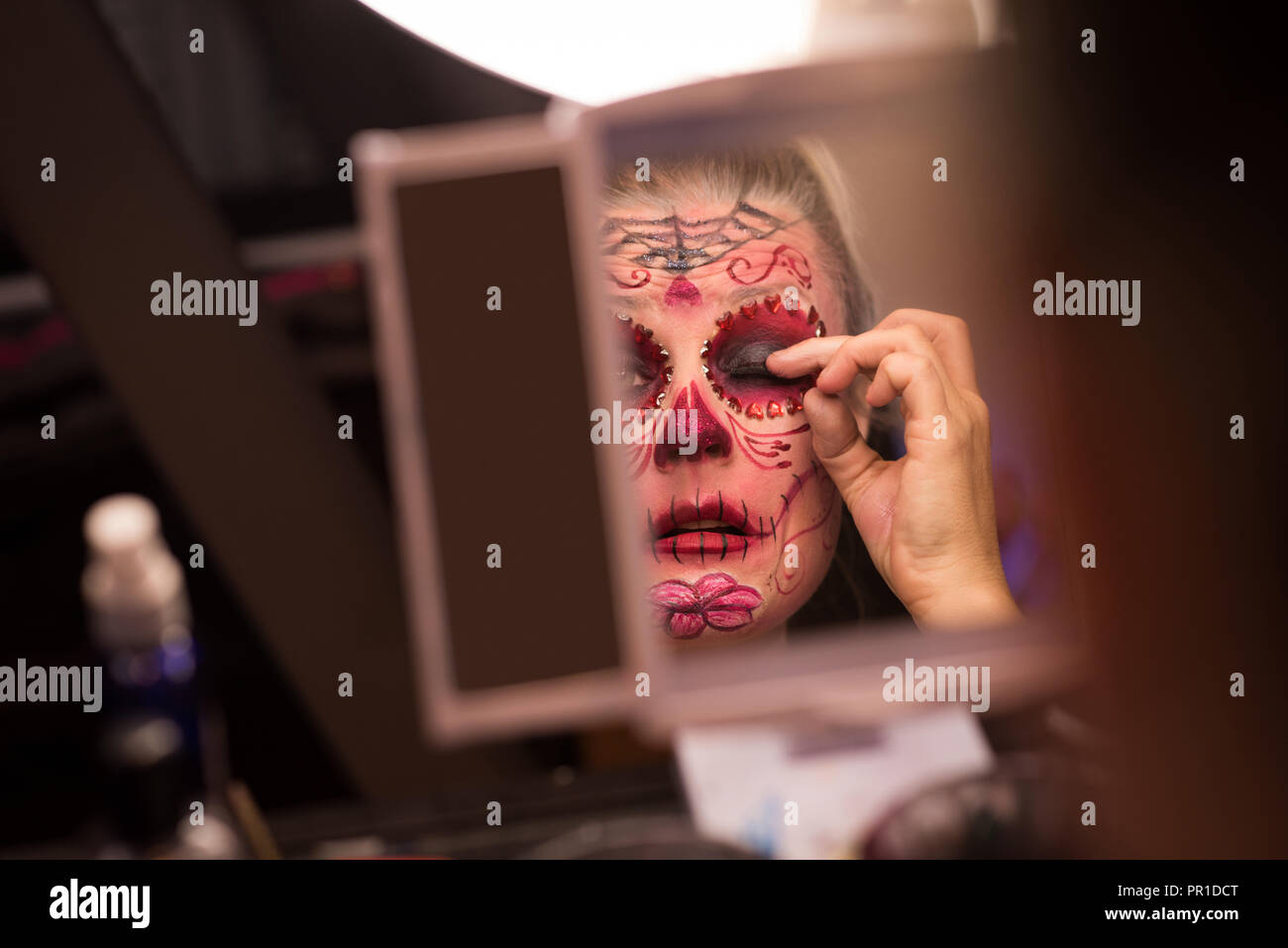 Frau Inverkehrbringen künstliche Wimpern auf Ihre Augen Stockfoto