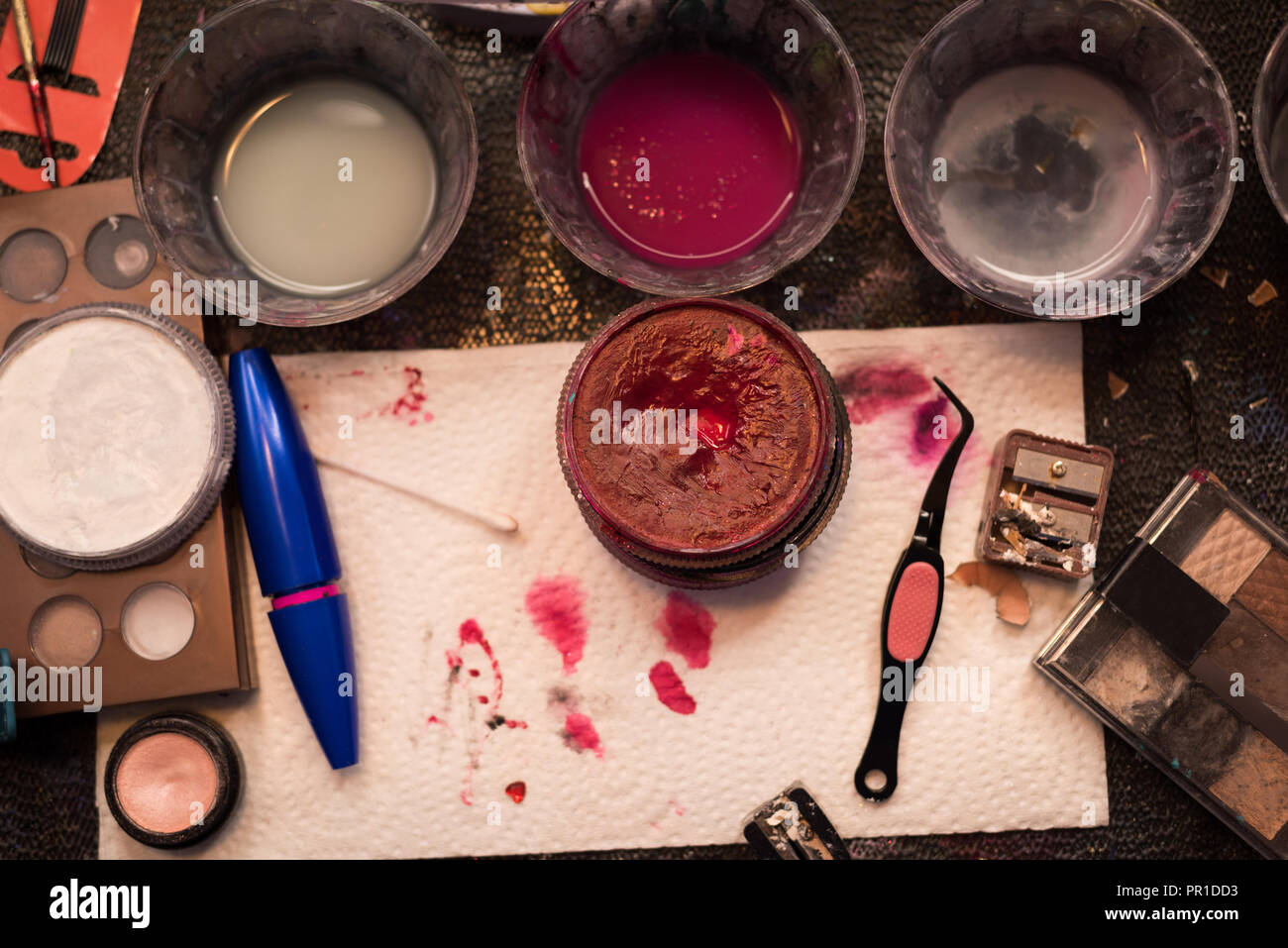 Verschiedene Farben und Make-up-Box auf dem Tisch abgelegt Stockfoto