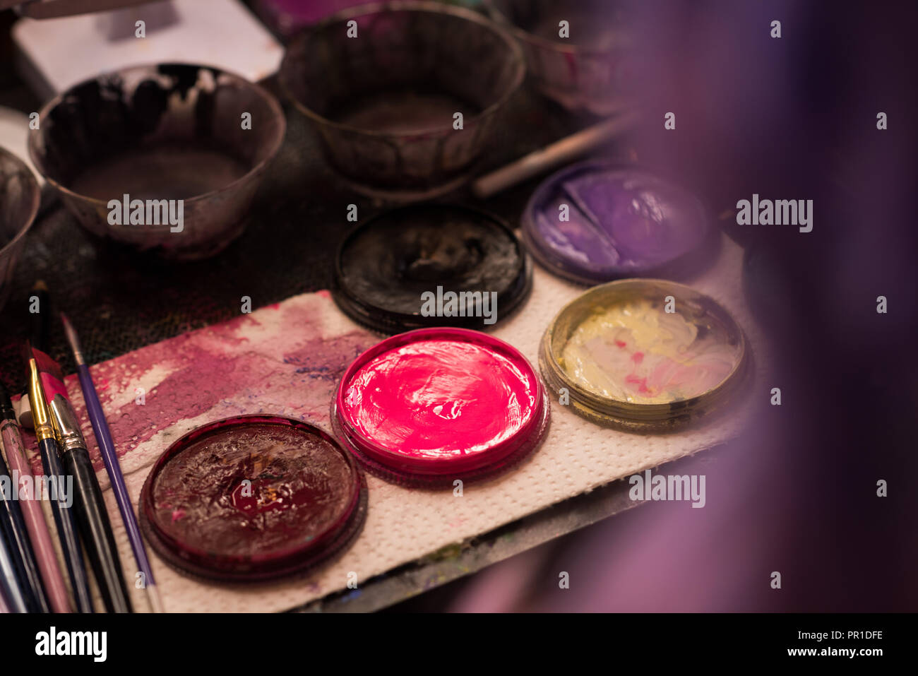 Gesicht Farbe Farben auf Tisch Stockfoto