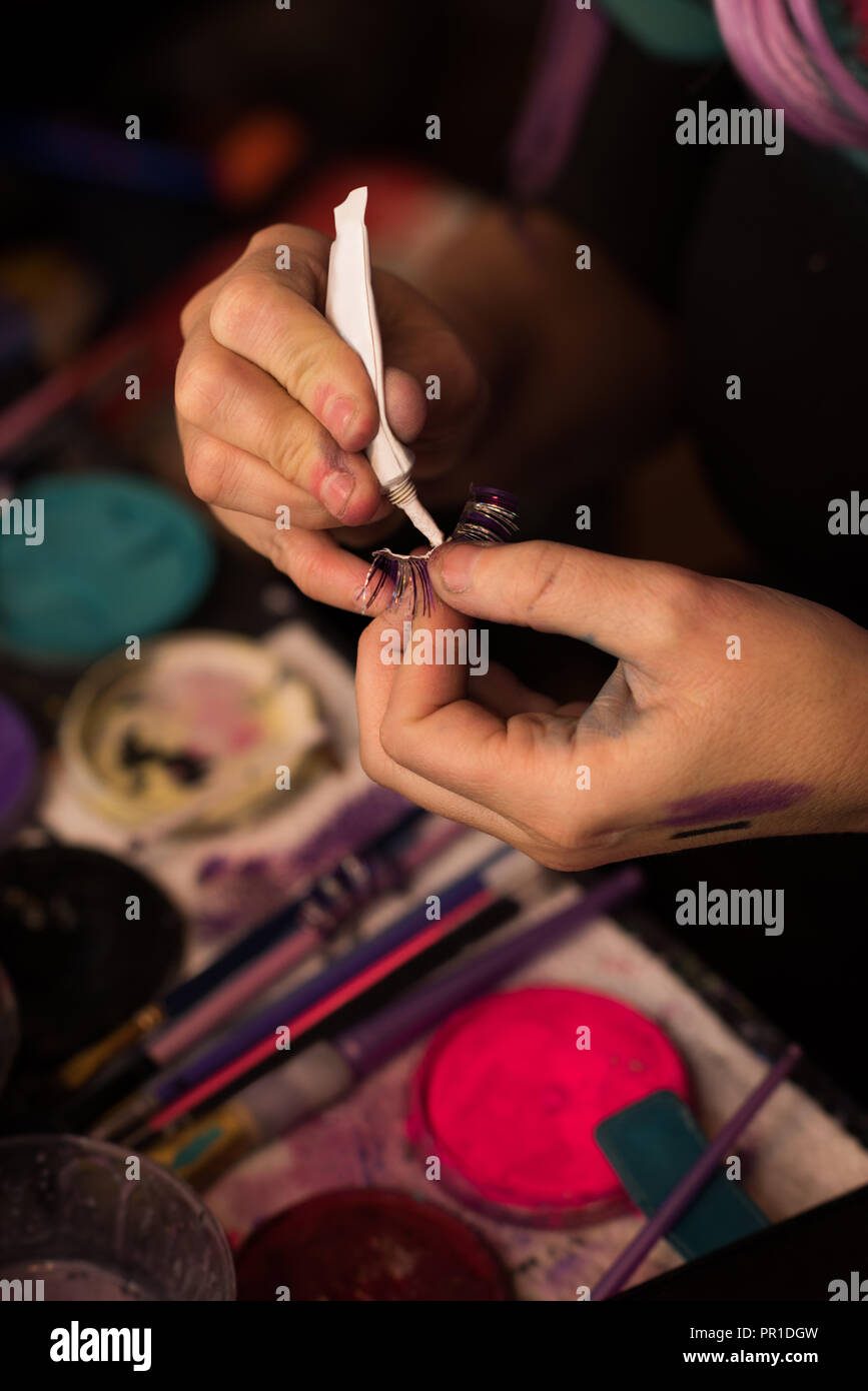 Frau klemmt Leim auf Wimpern Stockfoto