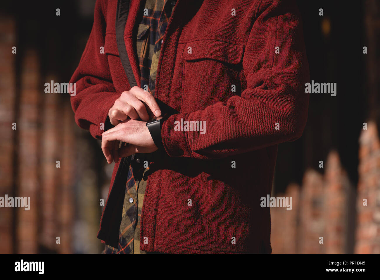 Mann mit smartwatch an einem sonnigen Tag Stockfoto