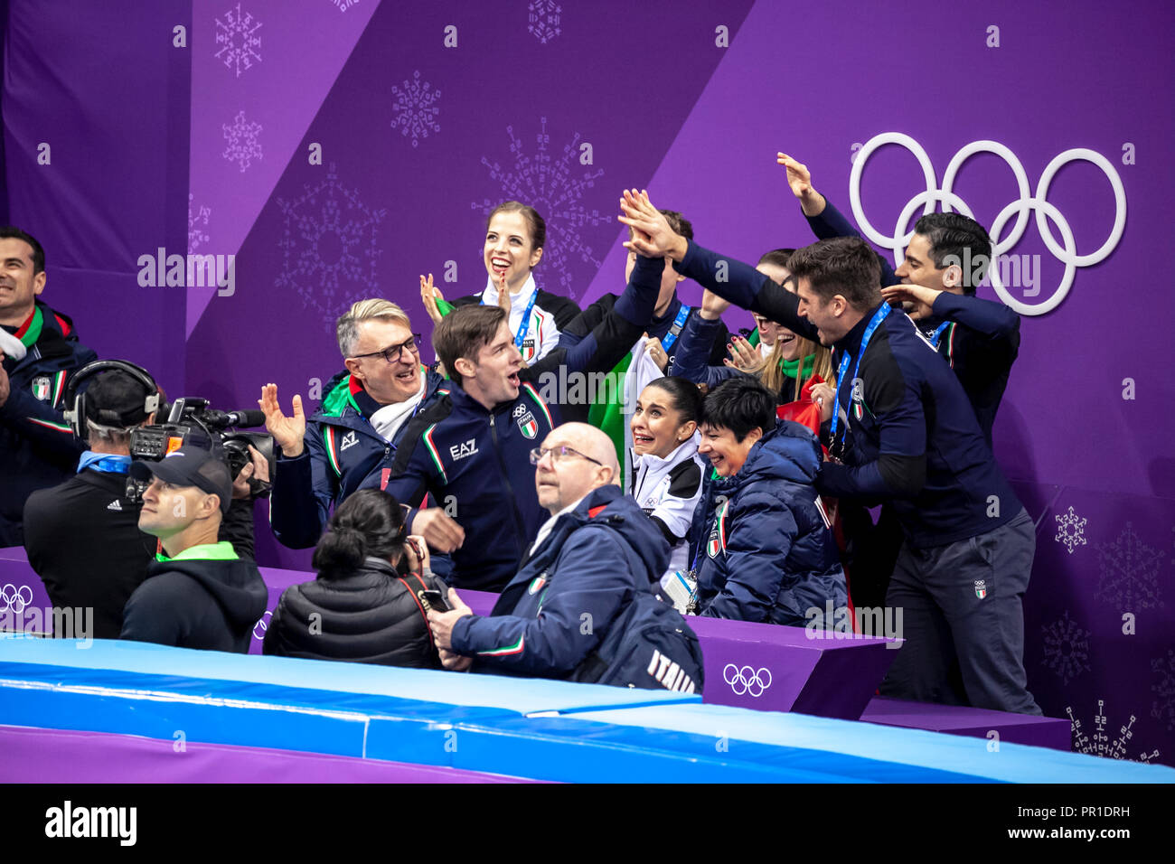 Die italienische Mannschaft während der eiskunstlauf Team Wettbewerb bei den Olympischen Winterspielen PyeongChang 2018 feiern Stockfoto