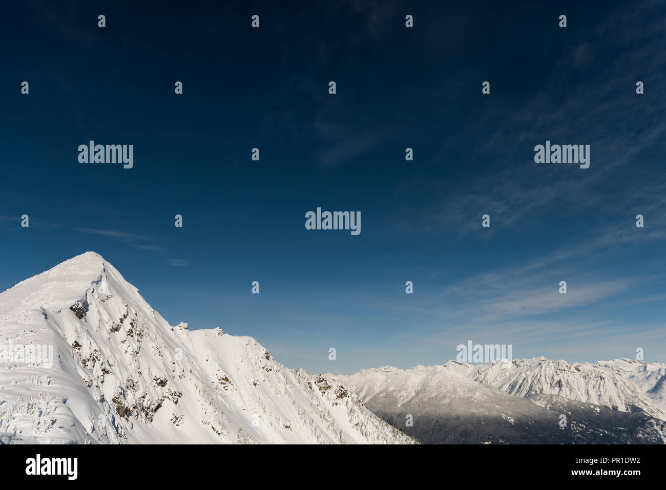 Die schneebedeckten Berge im Winter Stockfoto