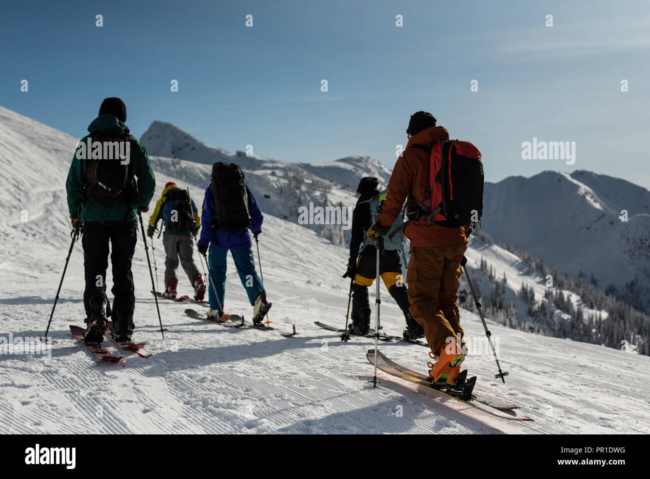 Gruppe von Skifahrern zu Fuß auf einem schneebedeckten Berg Stockfoto