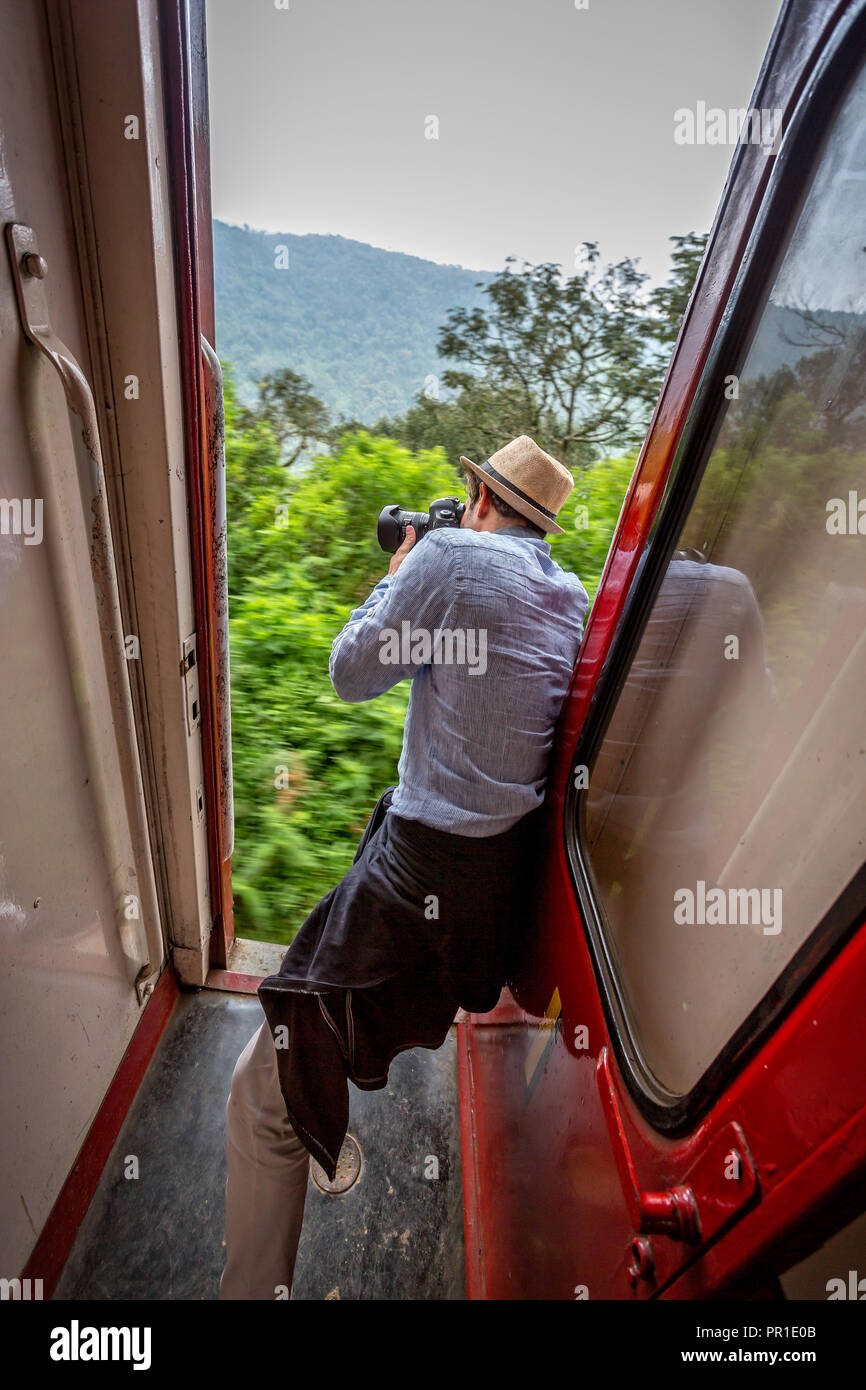 Touristen fotografieren von Offener Zug Tür auf Nanu Oya bahn reise in Sri Lanka am 24. September 2016 getroffen Stockfoto