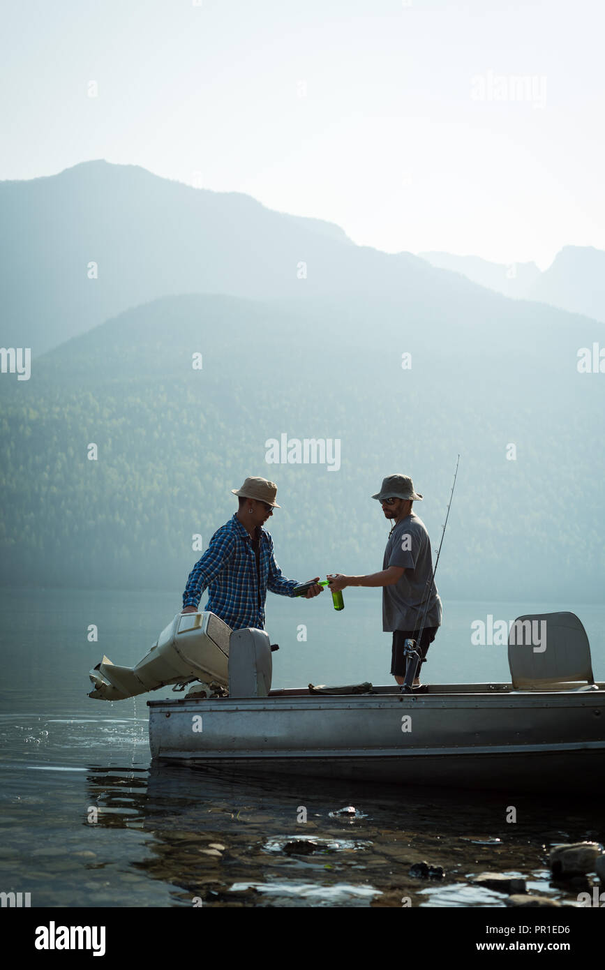 Zwei Fischer vorbereiten für Angeln in der Landschaft Stockfoto