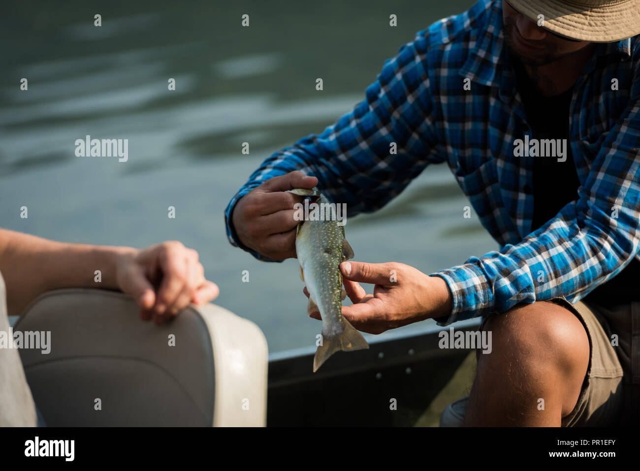 Fischer Holding einen Fisch auf dem Boot Stockfoto